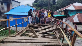 বরিশালে বাল্কহেডের ধাক্কায় সেতু ধস, চলাচল বন্ধ