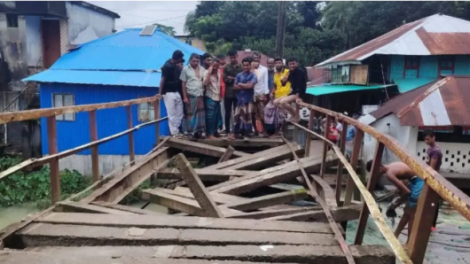 বরিশালে বাল্কহেডের ধাক্কায় সেতু ধস, চলাচল বন্ধ