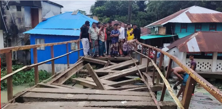 বরিশালে বাল্কহেডের ধাক্কায় সেতু ধস, চলাচল বন্ধ