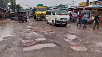 ইট-বালুর জোড়াতালিতে বরিশালের ৩১০০ কিলোমিটার সড়ক