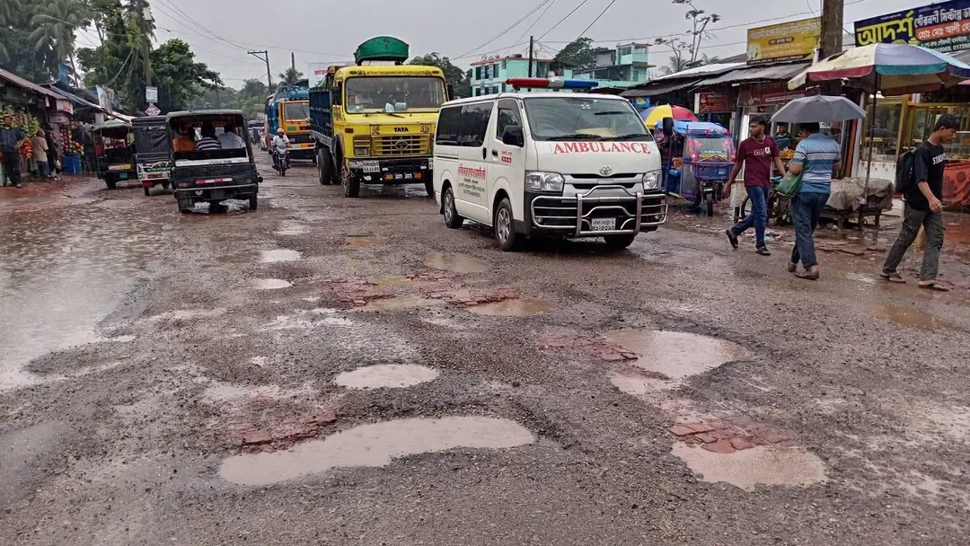 ইট-বালুর জোড়াতালিতে বরিশালের ৩১০০ কিলোমিটার সড়ক