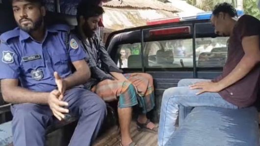 নাজিরপুরে জনতার হাতে দুই ডাকাত আটক, অস্ত্রসহ পুলিশে সোপর্দ
