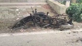 বরিশালে গভীর রাতে গ্যারেজ থেকে মোটরসাইকেল বের করে আগুন