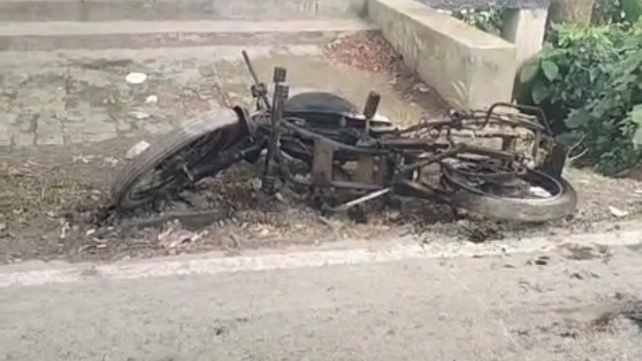 বরিশালে গভীর রাতে গ্যারেজ থেকে মোটরসাইকেল বের করে আগুন