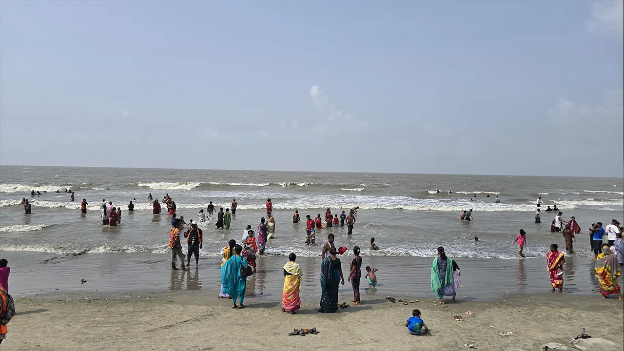 লোডশেডিংয়ে বিপর্যস্ত কুয়াকাটা, মুখ থুবড়ে পড়ছে পর্যটন ব্যবসা