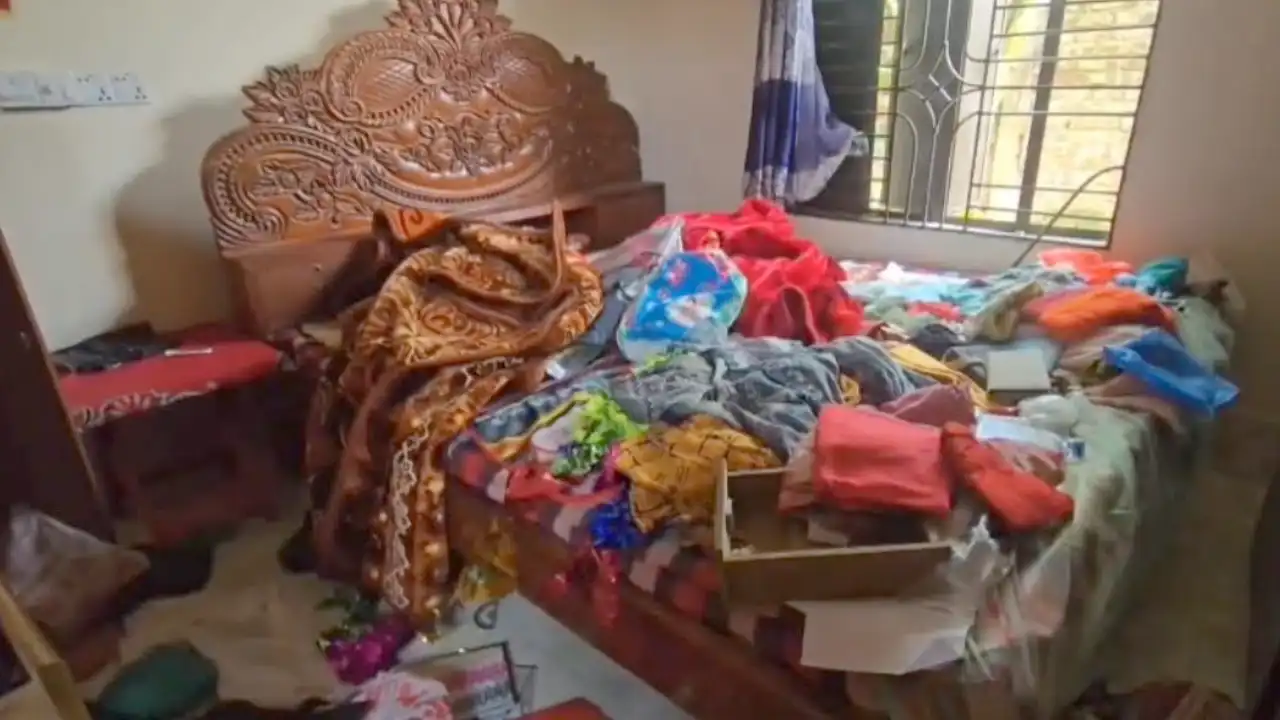 কলাপাড়ায় স্ত্রীর সম্মান বাঁচাতে ডাকাতদের সঙ্গে লড়াই, গুলিবিদ্ধ স্বামী