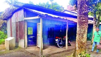 বরিশালে মৃত্যুঝুঁকি নিয়ে ক্লাসে লাখো শিশু!