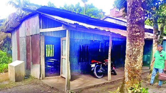 বরিশালে মৃত্যুঝুঁকি নিয়ে ক্লাসে লাখো শিশু!