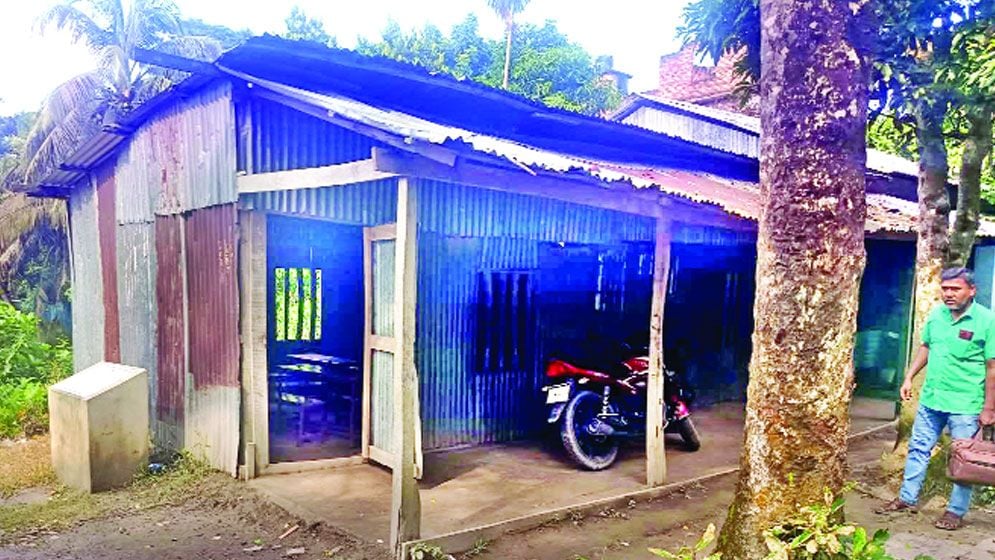 বরিশালে মৃত্যুঝুঁকি নিয়ে ক্লাসে লাখো শিশু!