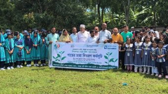 বরগুনার তালতলীতে শিক্ষার্থীদের মাঝে গাছের চারা বিতরণ