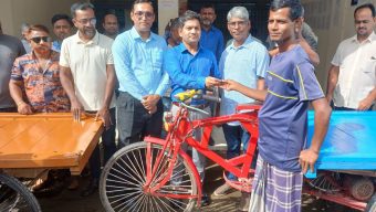 উজিরপুরে ভিক্ষুক পুনর্বাসনে হতদরিদ্রদের মাঝে অটোভ্যান বিতরণ