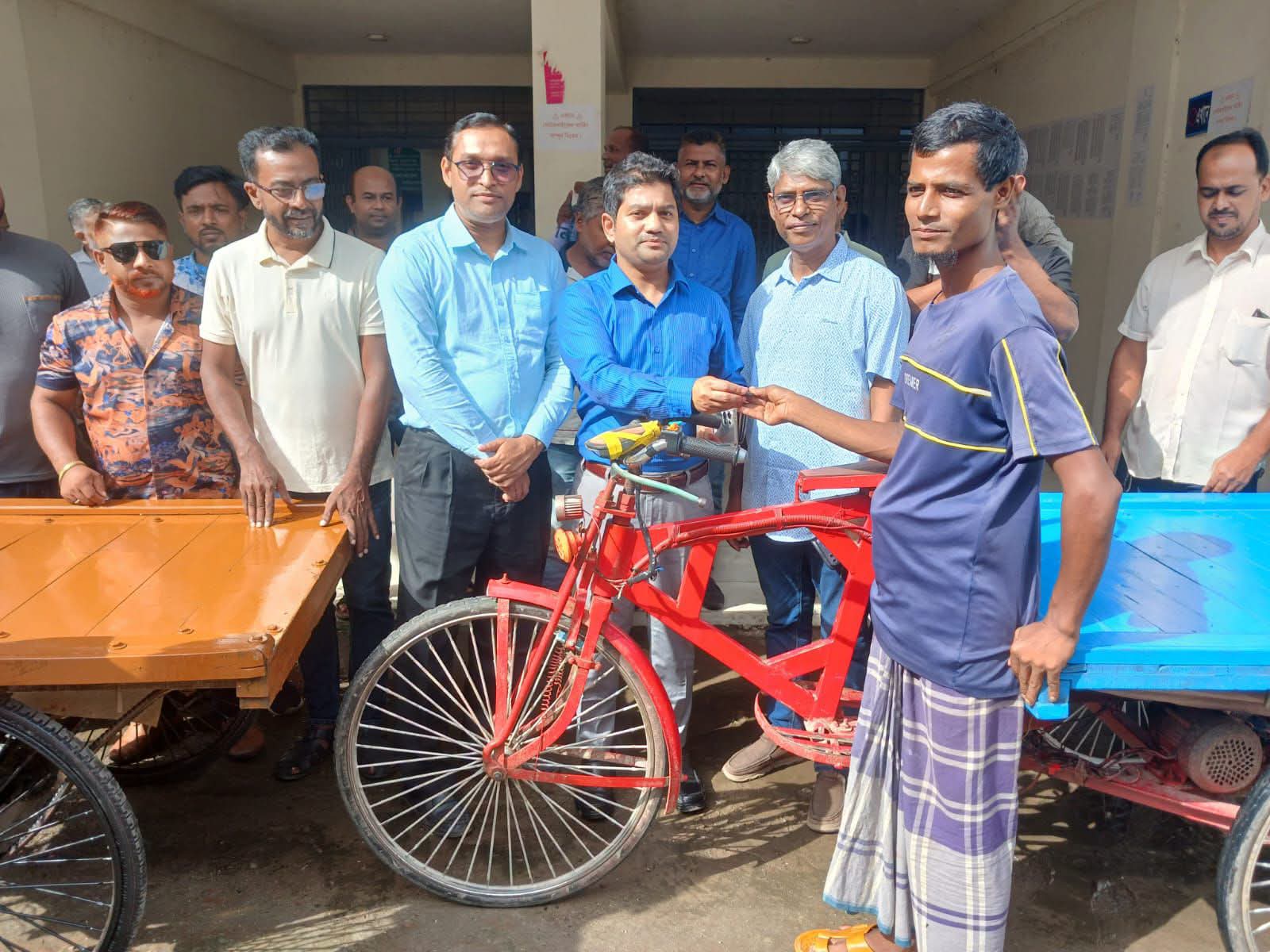 উজিরপুরে ভিক্ষুক পুনর্বাসনে হতদরিদ্রদের মাঝে অটোভ্যান বিতরণ