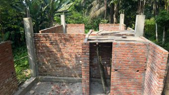 উজিরপুরে আদালতের নিষেধাজ্ঞার মধ্যেই ভবন নির্মাণের অভিযোগ