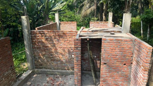 উজিরপুরে আদালতের নিষেধাজ্ঞার মধ্যেই ভবন নির্মাণের অভিযোগ