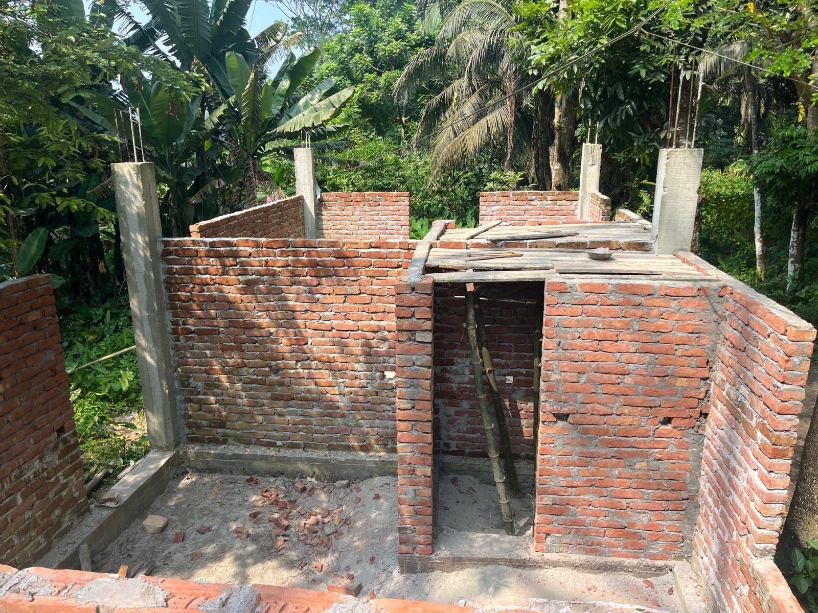 উজিরপুরে আদালতের নিষেধাজ্ঞার মধ্যেই ভবন নির্মাণের অভিযোগ