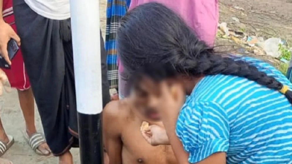 বরিশালে চুরির অভিযোগে খুঁটিতে বাঁধা বাবা, চা-রুটি নিয়ে ছুটে এলো শিশুকন্যা