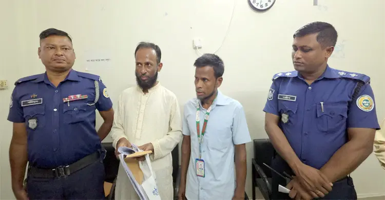 সাংবাদিক পরিচয়ে ডিসি অফিসে গোপনে ভিডিও ধারণ, আটক ২