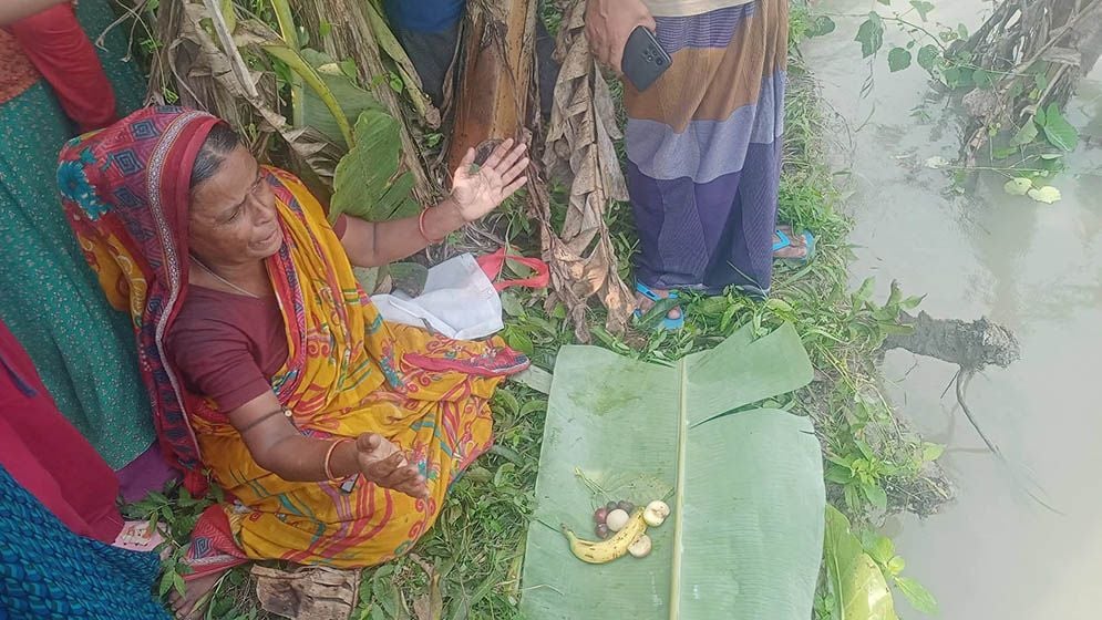 বরিশালে সন্ধ্যা নদীর ভাঙন ঠেকাতে যা করলেন নারী