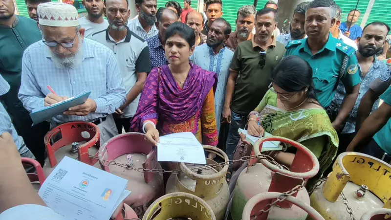 বরিশালে নিত্যপণ্য ও এলপি গ্যাসের বাজারে অভিযান-জরিমানা